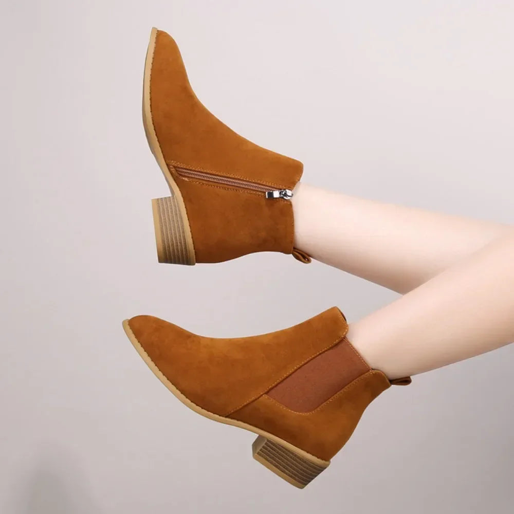 Botin taco bajo de gamuza